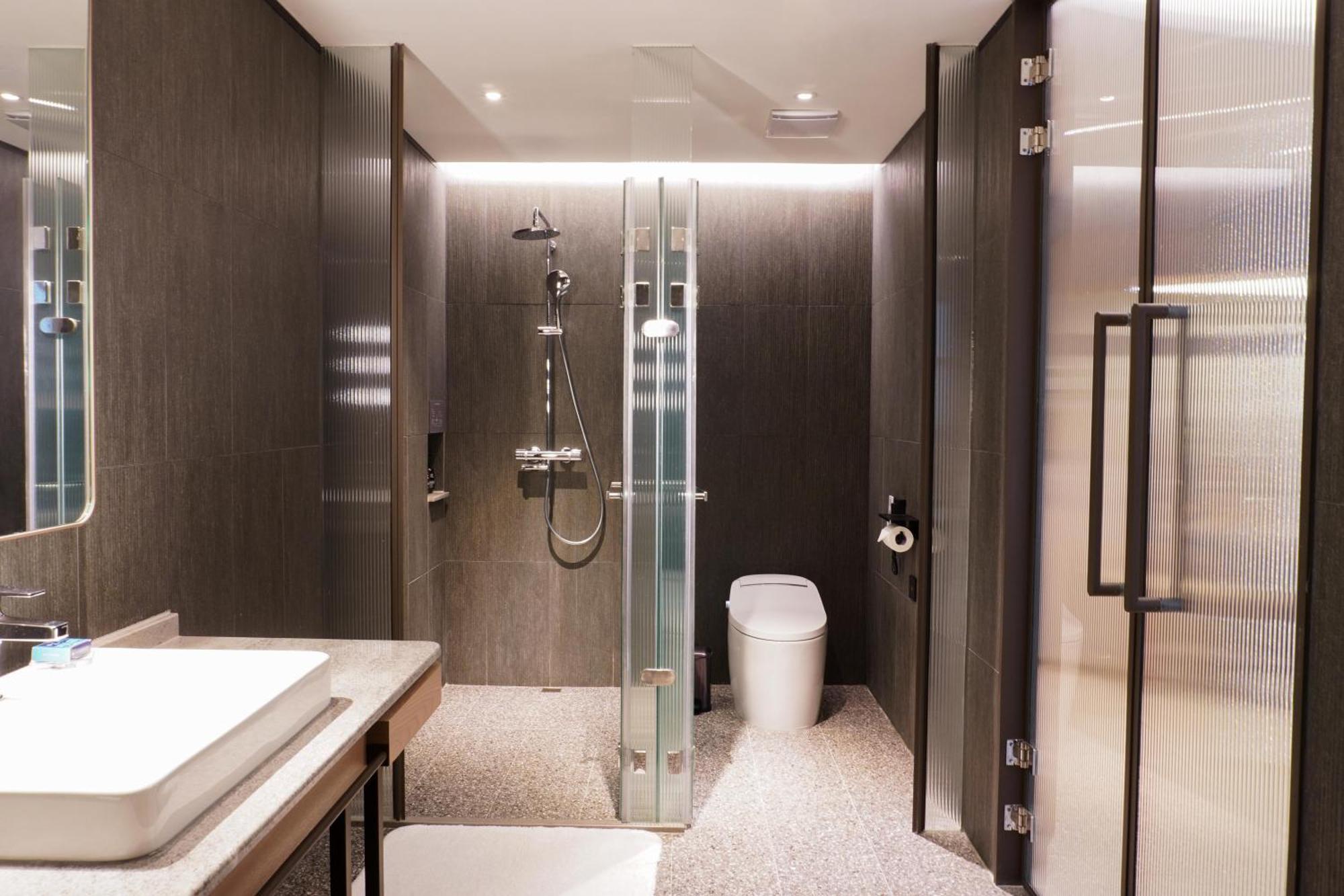 Tai Urban Resort Kaohsiung Room photo A shower room in a hotel